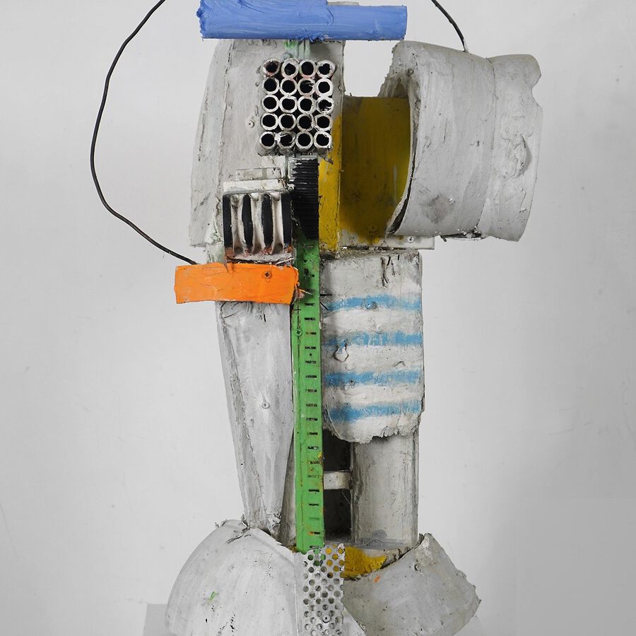 Menno Fahl, Weisser Hörer-Kopf, 2023, Materialmix, bemalt, 75x45x39 cm